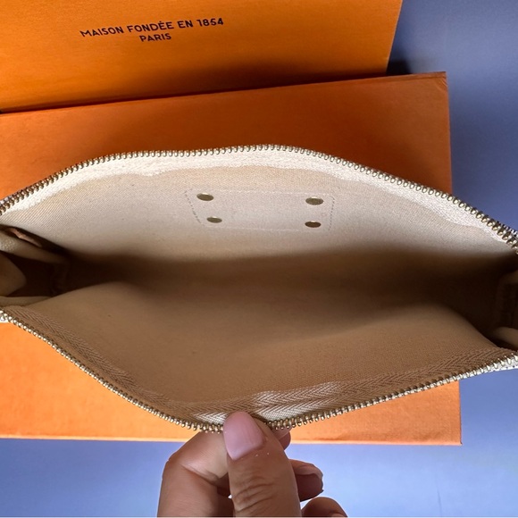 LOUIS VUITTON 
Damier Azur Eva Clutch - Picture 2 of 11